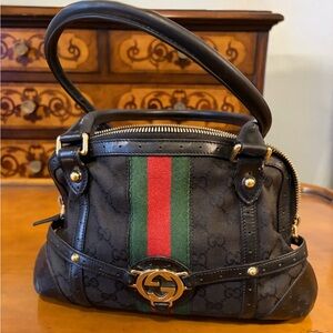 GUCC| Authentic  Handbag with Red and Green Stripe. Pre-owned.